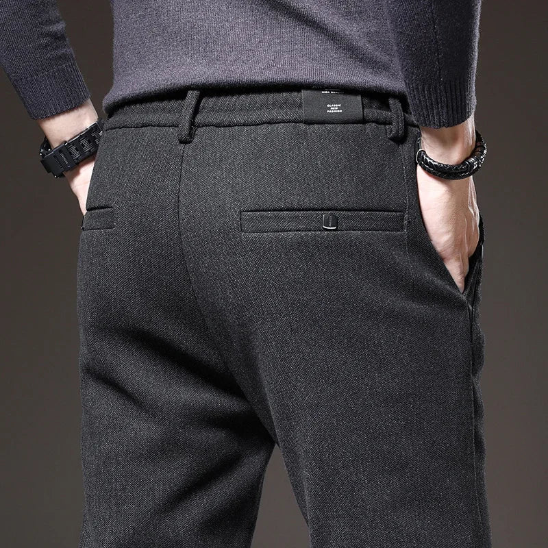Zwarte slim fit heren jogger, comfortabel en stijlvol, met een modern design voor casual outfits en ontspanning.