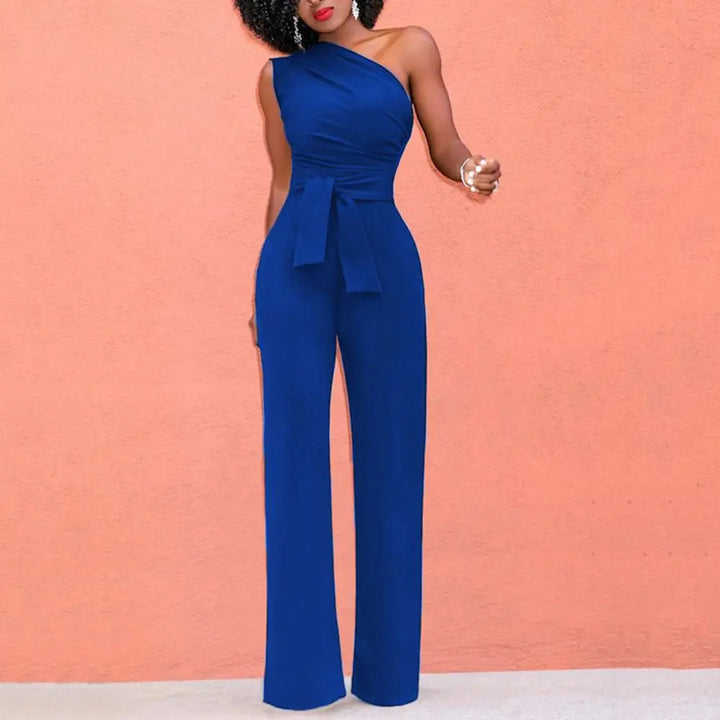 Dames jumpsuit Phoebe, asymmetrisch one shoulder model, comfortabele wijde pijpen en strikceintuur.
