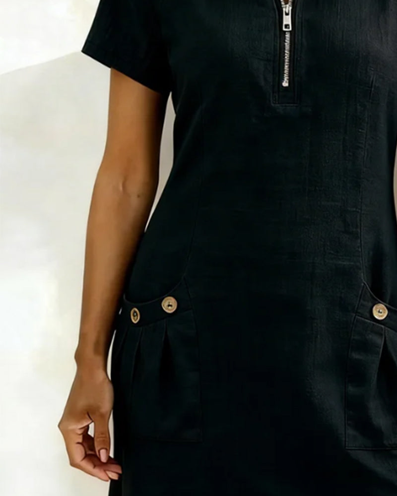 Dames jurk in A-lijn model met subtiele ritssluiting, korte mouwen en handige zakken. Perfecte zomerjurk.
