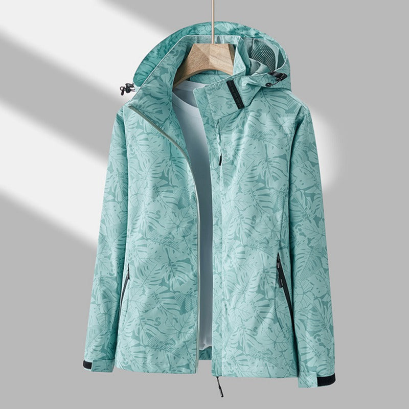Detail van een ademende dames windjack met capuchon, ideaal voor wandelingen en dagelijks gebruik.