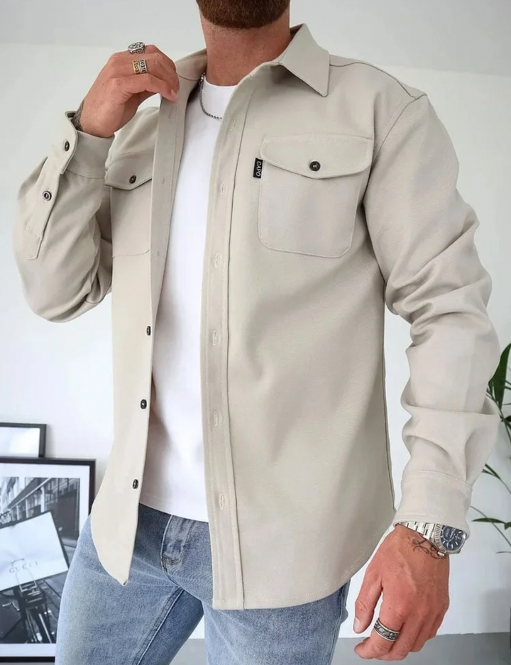 Man draagt Hoymans heren shirtjacket, een stijlvolle en warme herfst/winter jas. Perfect als casual overshirt.
