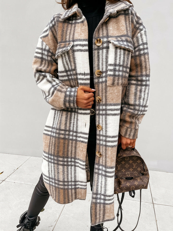 Trendy geruite dames herfstjas. Lange casual jas, comfortabel en modieus voor dames.