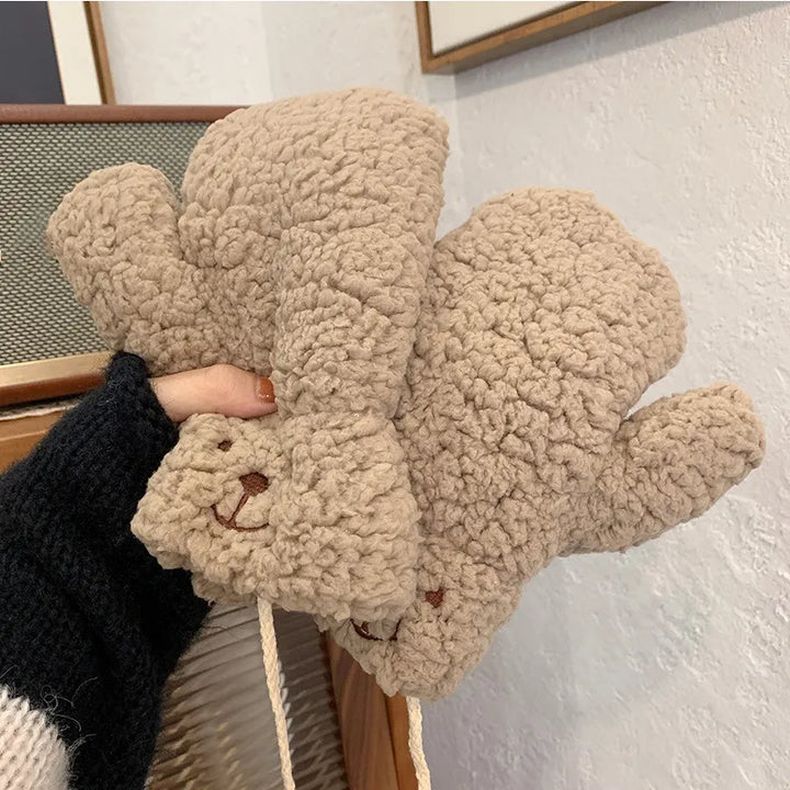 Modieuze zachte teddy wanten voor dames. Een trendy en warm winter accessoire.