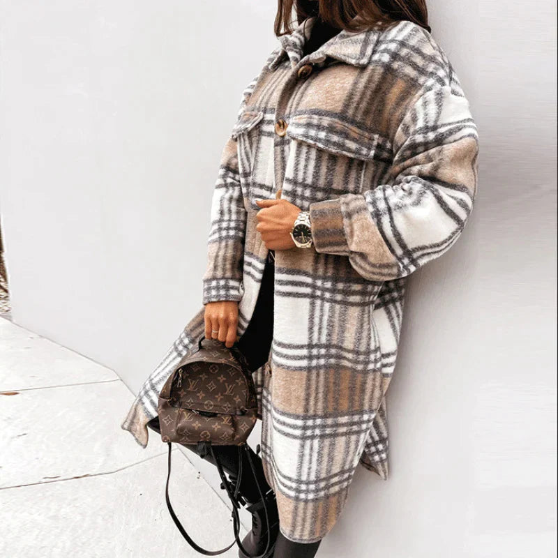 Modieuze geruite lange damesjas. Comfortabele herfstjas, ideaal voor een gelaagde look.