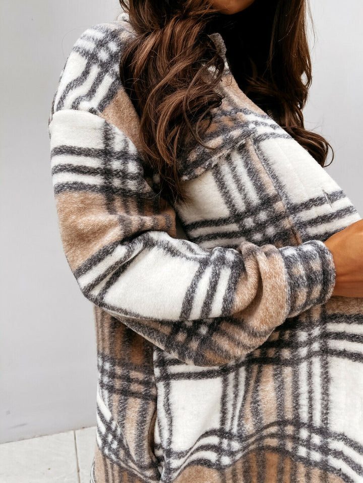 Stijlvolle geruite dames winterjas. Lange snit, warm en tijdloos voor koude dagen.