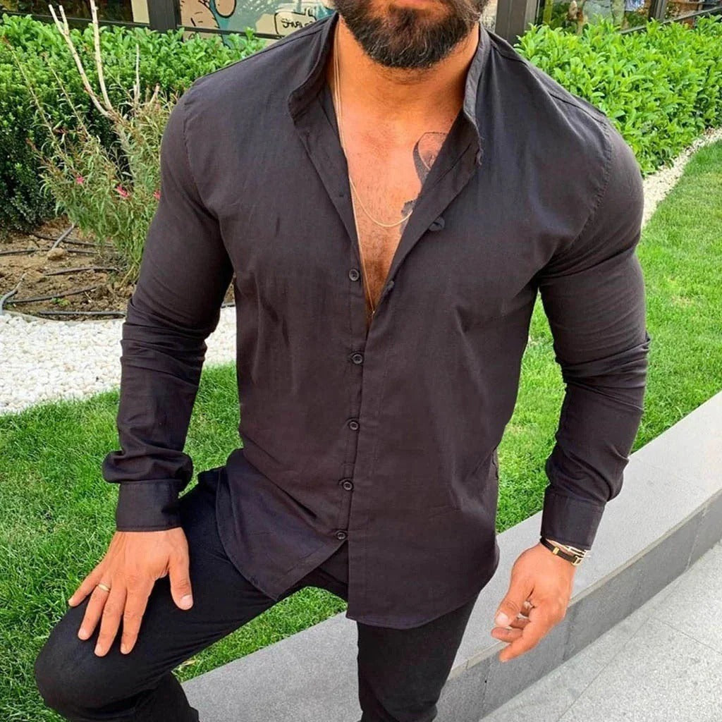 Zwart herenoverhemd met lange mouwen en staande kraag, ideaal voor een formele of casual look.
