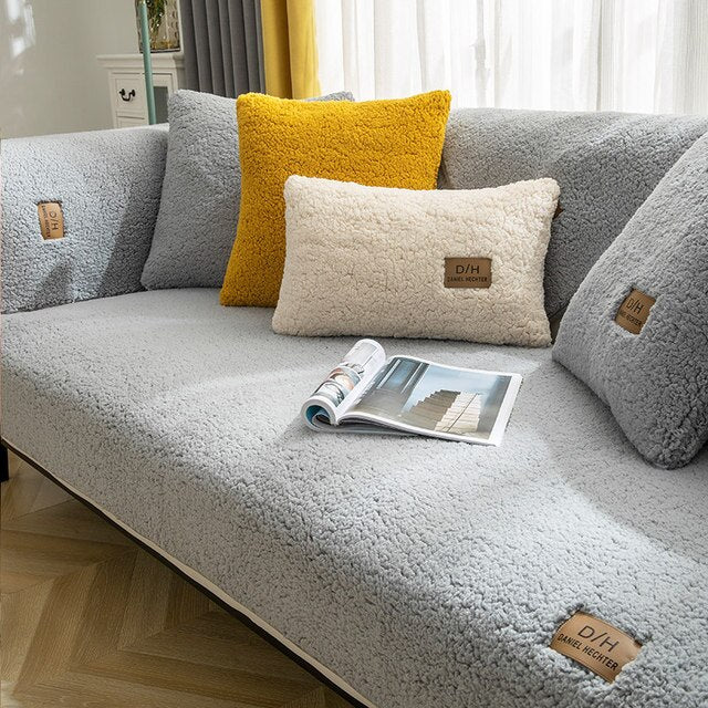 Antislip pluche bankhoes beschermt sofa tegen slijtage, ideaal voor huisdieren in de woonkamer.