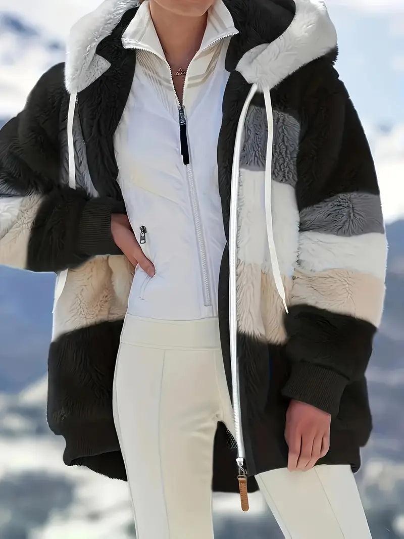 Zwarte Layla dames winterjas met capuchon, comfortabel en mid-lengte voor koude dagen.
