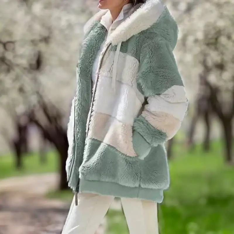 Stijlvolle groene damesjas Layla met capuchon, mid-lengte, comfortabel en modieus.