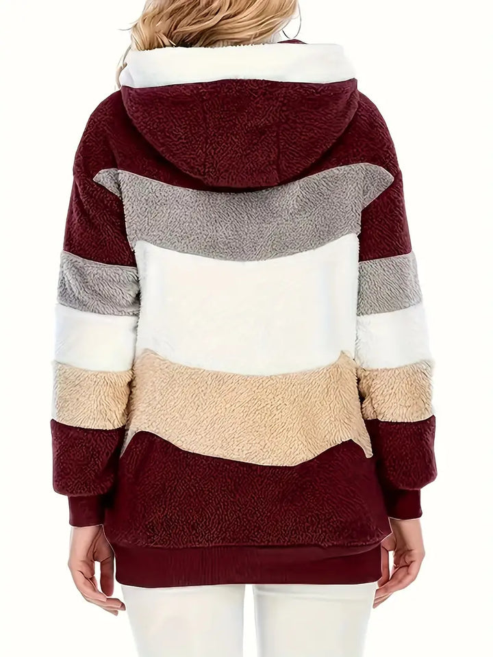 Zwarte Layla damesjas met capuchon, mid-lengte, een comfortabele winterjas voor elke dag.