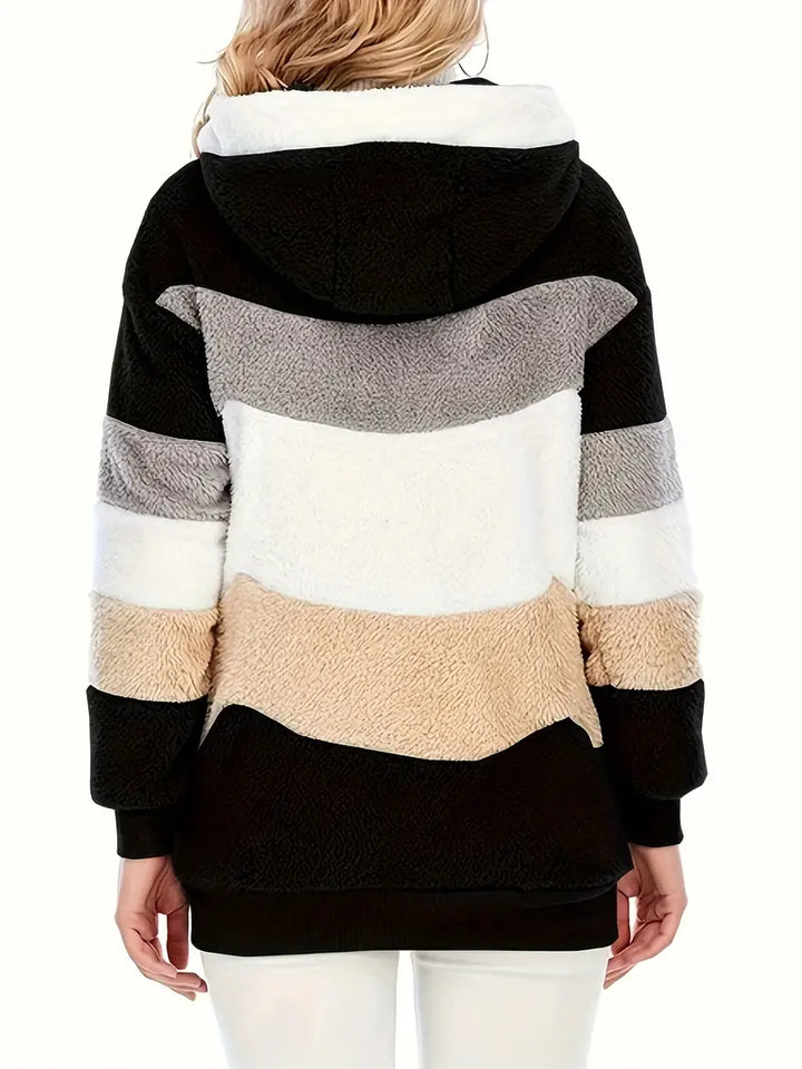 Beige comfortabele Layla dames winterjas, mid-lengte, met capuchon voor extra warmte.