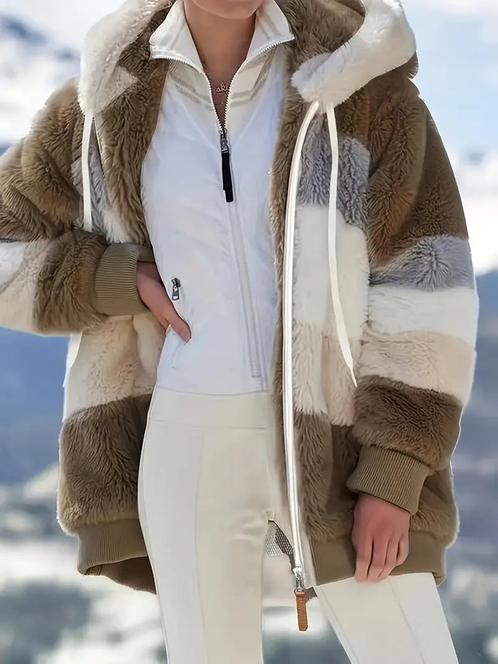 Olijfgroene casual mid-lengte damesjas Layla met capuchon, comfortabel en warm.