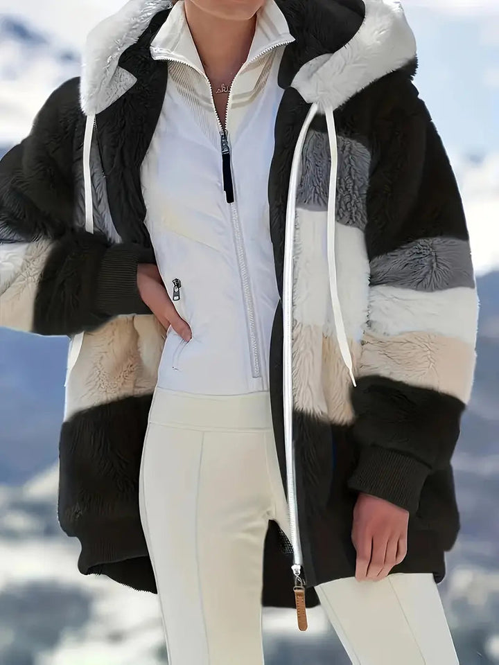 Donkerblauwe veelzijdige damesjas Layla met capuchon, mid-lengte, comfortabele winterjas.