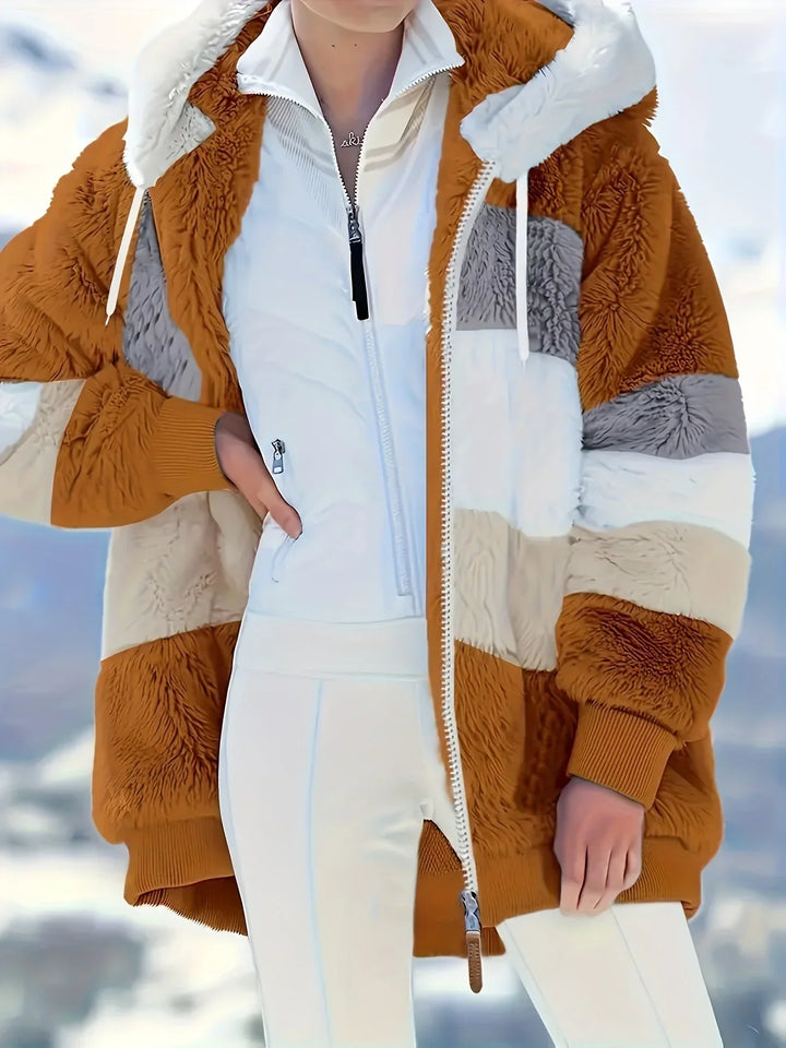 Zwarte Layla mid-lengte dames winterjas met capuchon, comfortabel en veelzijdig.
