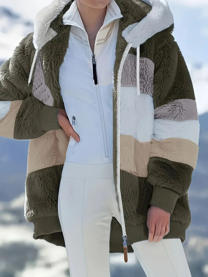 Donkerblauwe comfortabele mid-lengte damesjas Layla met capuchon, ideaal voor winter.