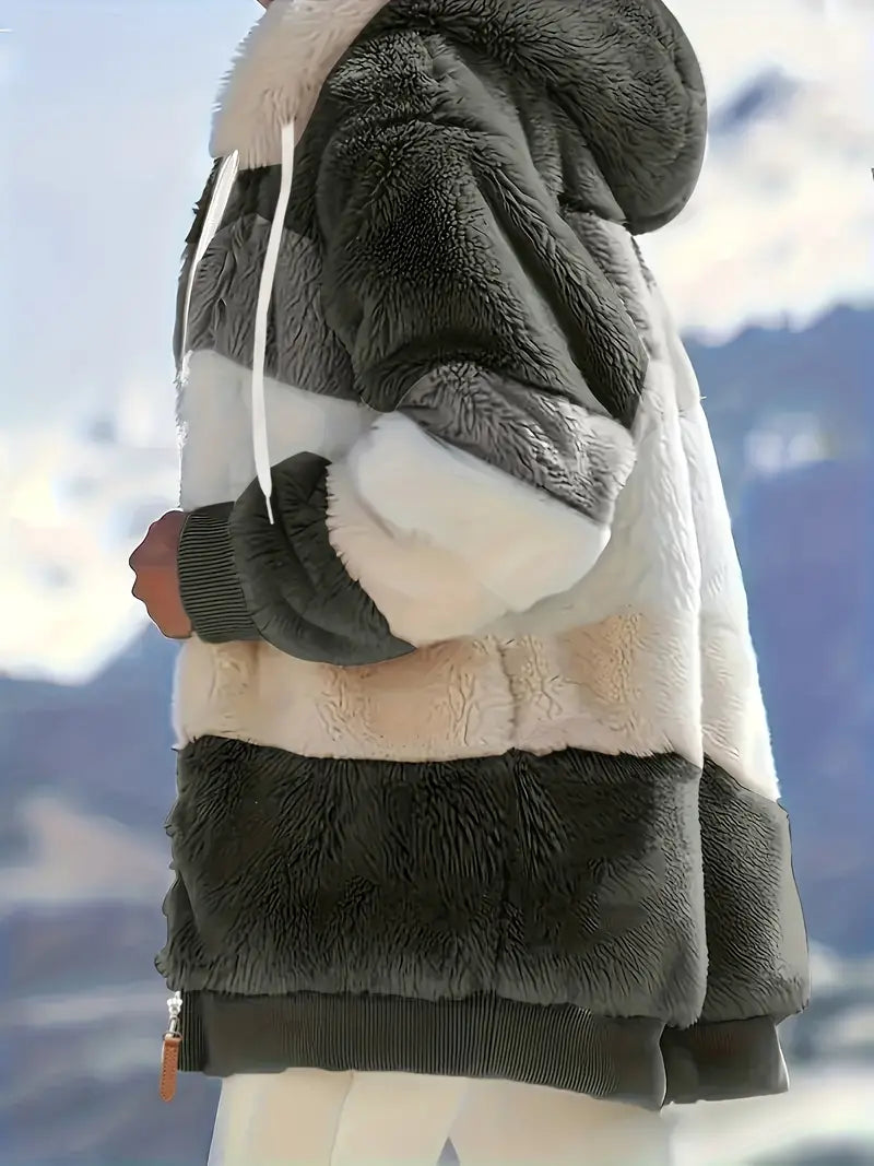 Stijlvolle beige Layla dames winterjas, mid-lengte met capuchon, zeer comfortabel.