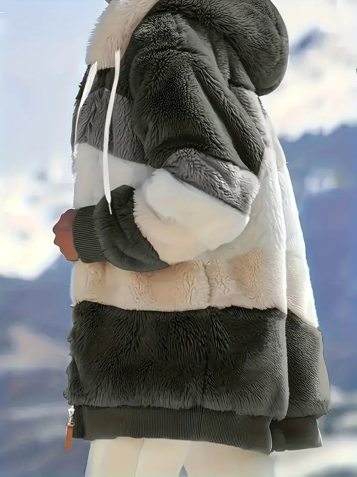 Stijlvolle beige Layla dames winterjas, mid-lengte met capuchon, zeer comfortabel.