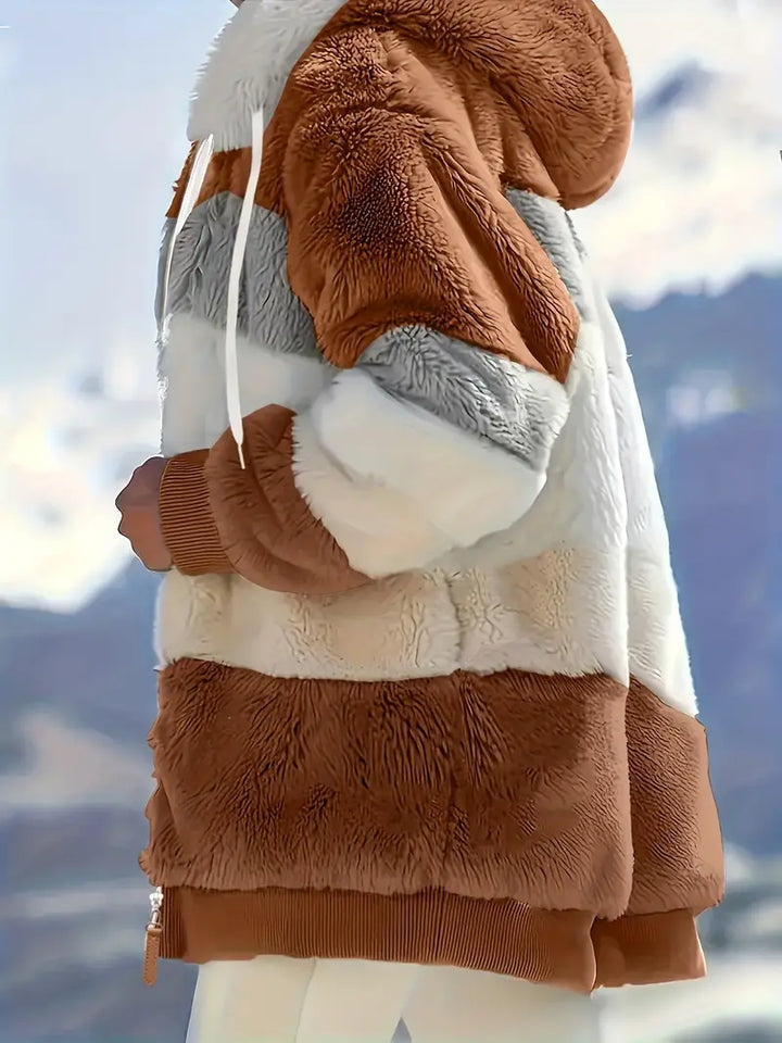 Grijze veelzijdige dames winterjas Layla met capuchon, mid-lengte en lekker warm.