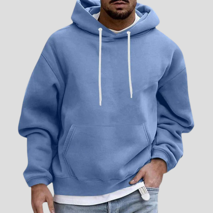 Model draagt Owen heren hoodie, losse pasvorm, comfortabel, moderne stijl, perfect voor ontspannen dagen.