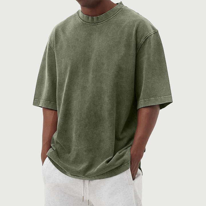 Close-up van het heren t-shirt; toont de zachte stof, gewassen textuur en ronde hals detail.