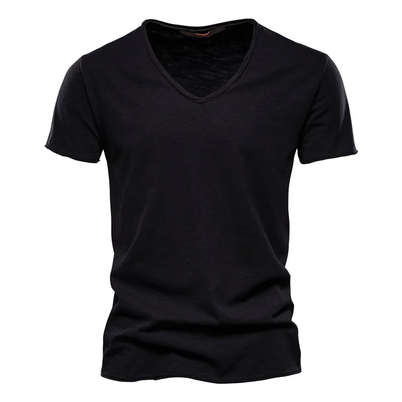 Zacht heren v-hals shirt met korte mouw. Ademend en kreukarm voor een frisse, stijlvolle outfit.