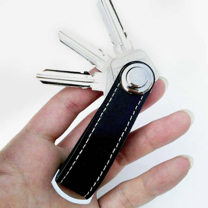 Compacte leren sleutelhouder voor perfecte sleutel organisatie en bescherming tegen krassen.