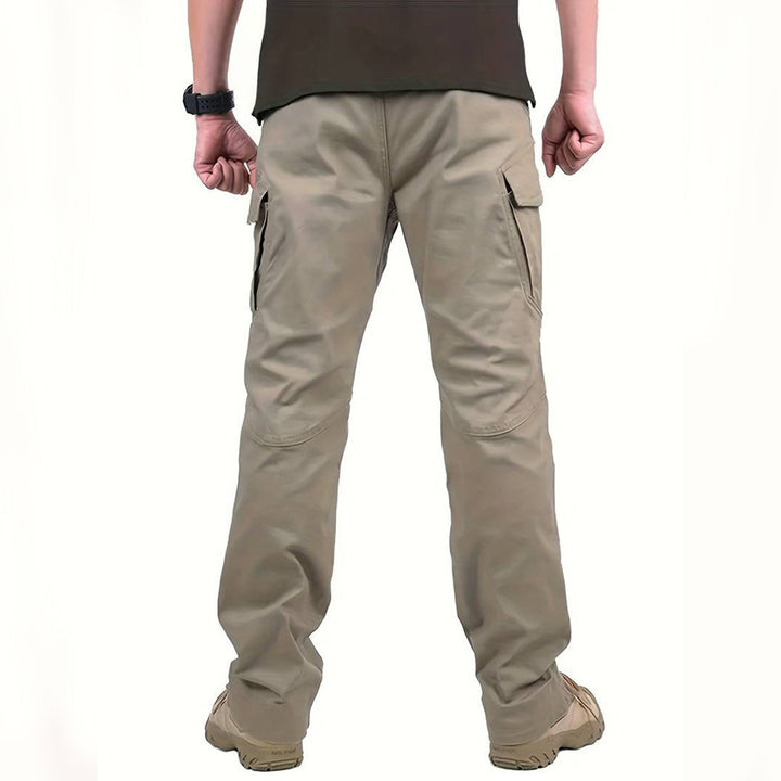 Robuuste heren outdoorbroek van Hoymans met stretch, geschikt voor alle seizoenen en diverse activiteiten.