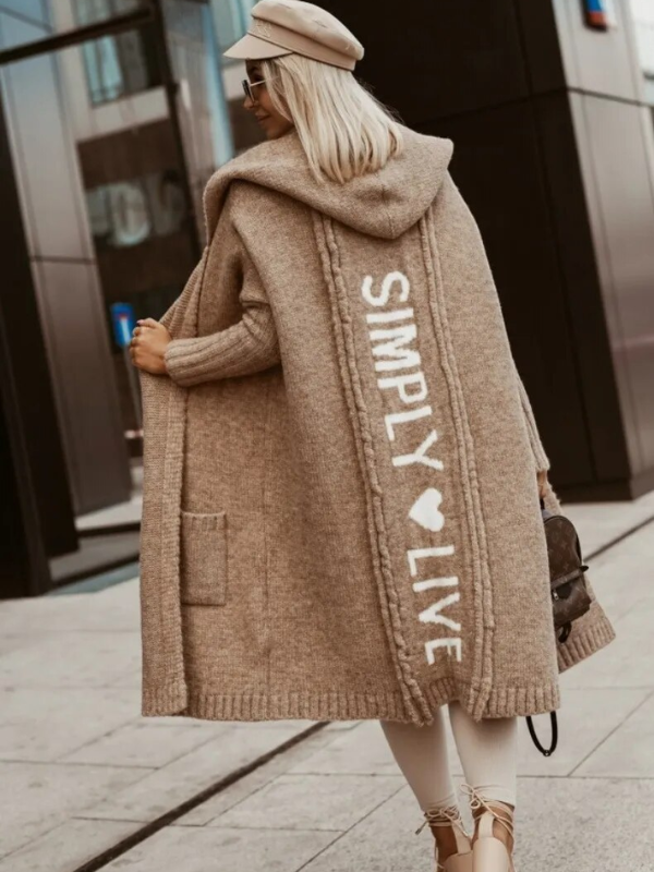 Oversized damesvest met capuchon, heerlijk warm en zacht gebreid, een must-have voor damesmode winter.