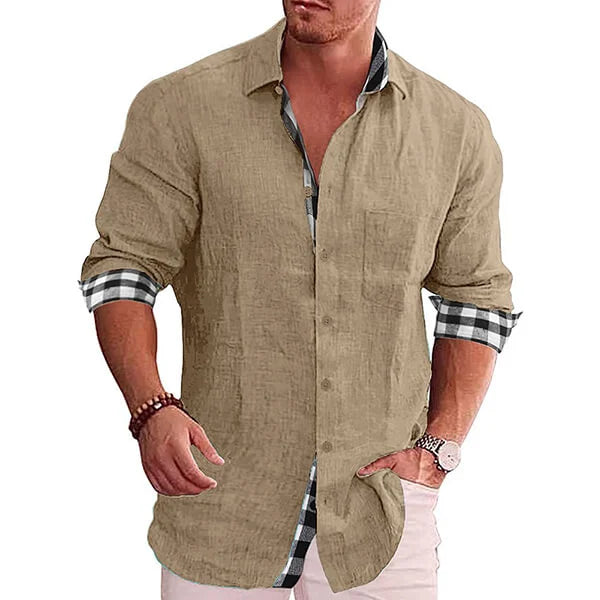 Netjes gevouwen heren overhemd met lange mouw, klaar om te dragen. Moderne, comfortabele en veelzijdige kleding.