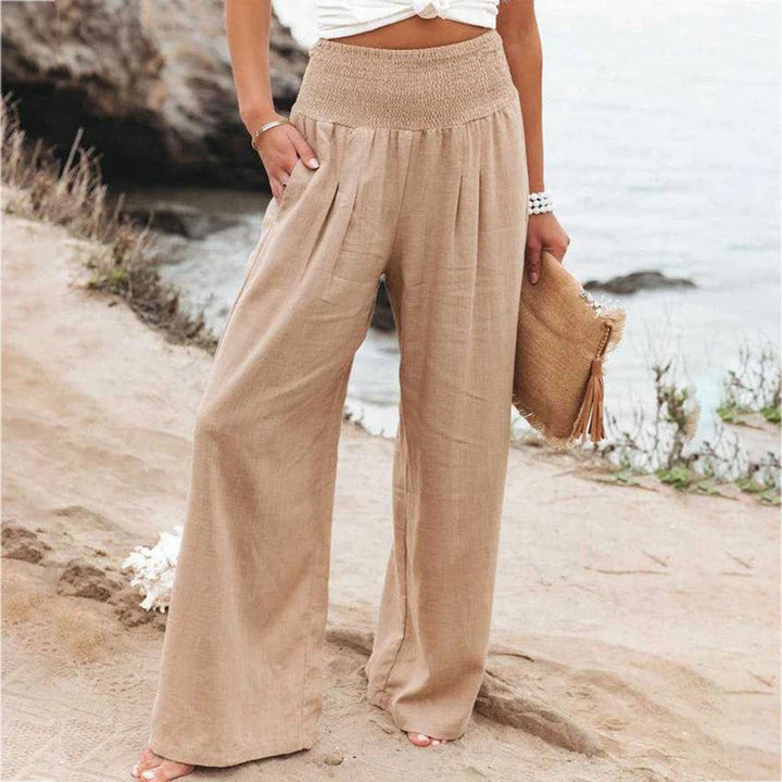 Achterkant van de comfortabele stretchy zomerbroek voor dames, toont pasvorm en luchtige stof. Ideaal voor casual mode.