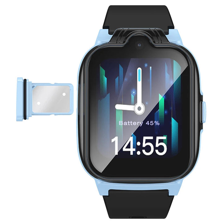 Vrolijk kind draagt een felgekleurde kinder smartwatch met GPS en 4G, ideaal voor buiten spelen.