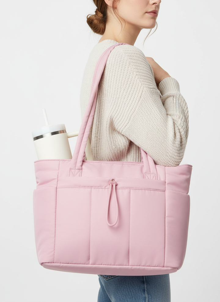 Comfortabele dames schoudertas van waterdicht nylon, met veilige opbergruimte voor laptop en een handig bekervak.