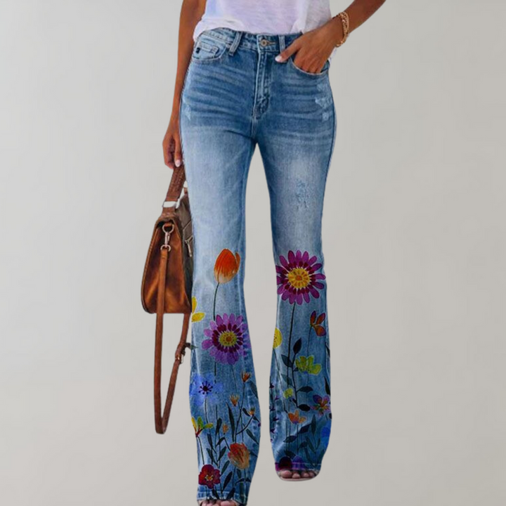 Dames flare broek met opvallende bloemenprint, wijde pijpen, comfortabel en modieus voor zomerse casual chic.