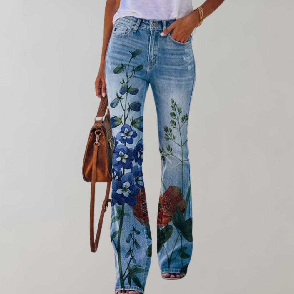 Comfortabele dames print broek met opvallend patroon en wijde flare pijpen, ideaal voor een casual chic zomerlook.