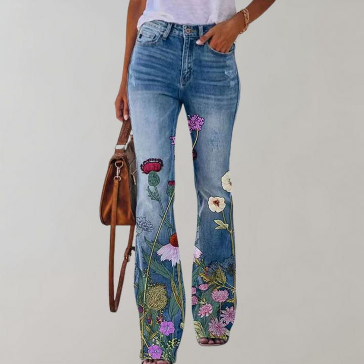 Vrouwen zomerbroek, flare model, met levendige bloemenprint. Casual chic wijde pijp broek voor een modieuze look.