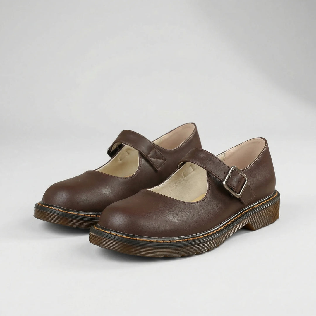Elegante bruine Mary-Jane flats Amelie met verstelbaar bandje, ideaal voor comfortabele en chique damesmode.