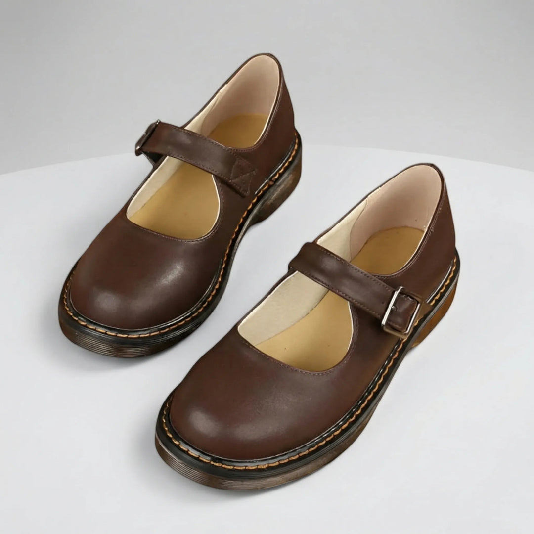 Stijlvolle Mary-Jane platte schoenen Amelie in bruin, veelzijdig en elegant voor elke casual of zakelijke outfit.