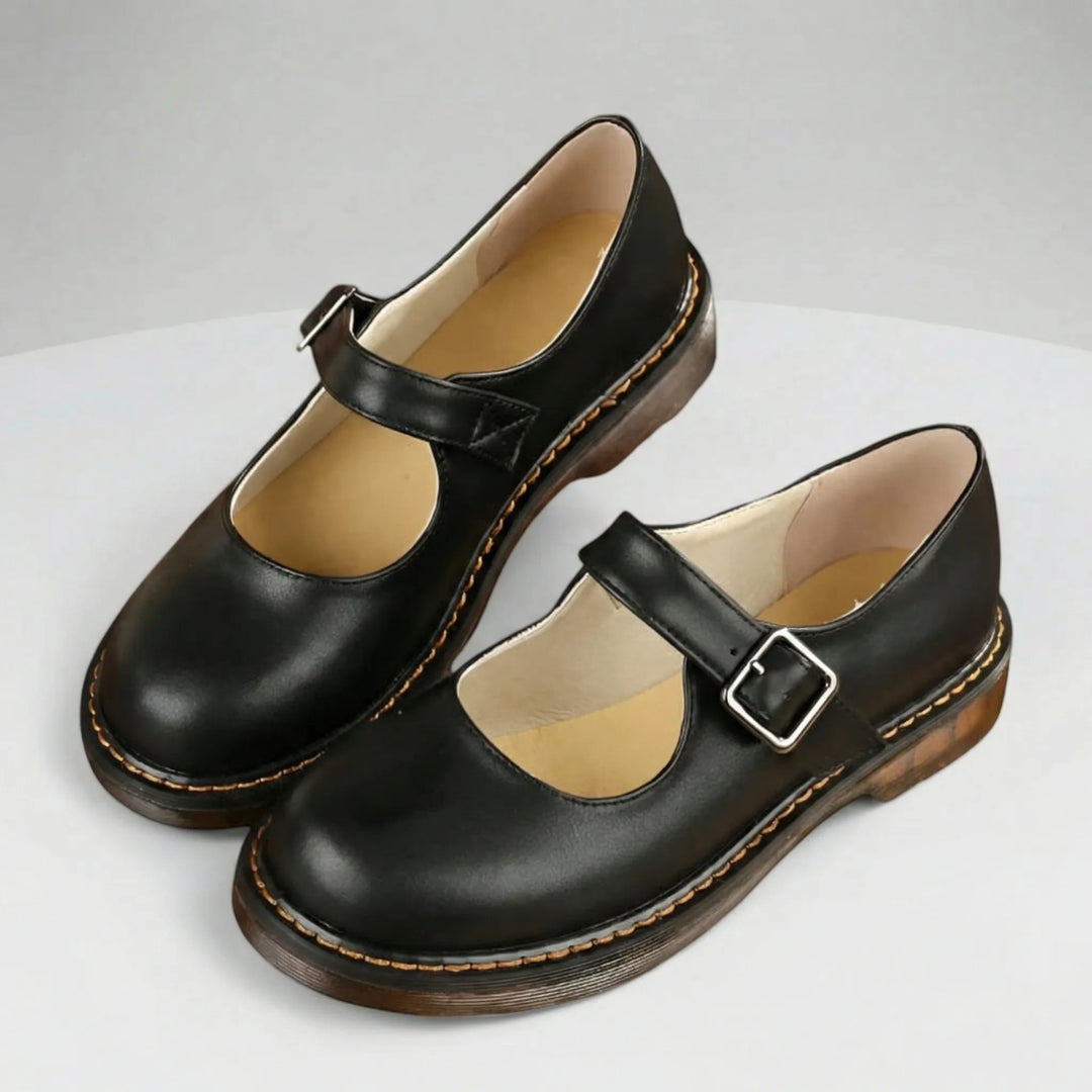 Dames Mary-Jane platte schoenen Amelie met verstelbare gesp, beschikbaar in zwart en bruin voor dagelijks comfort.