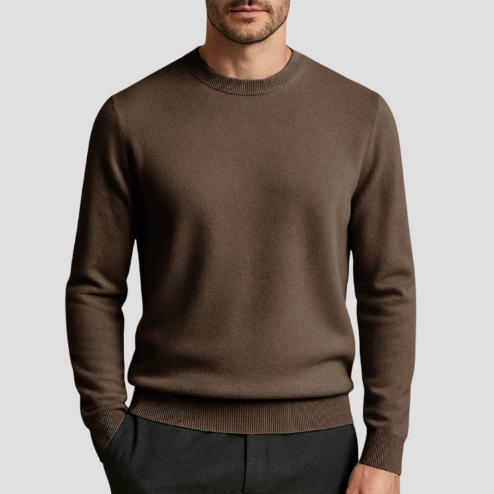 Man draagt een comfortabele klassieke Marcus trui met ronde hals, ontspannen casual look.