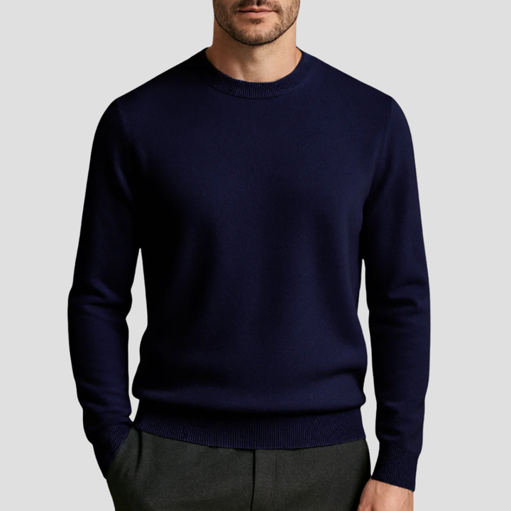 Marcus herentrui met ronde hals, gestyled over overhemd voor smart-casual winteroutfit.