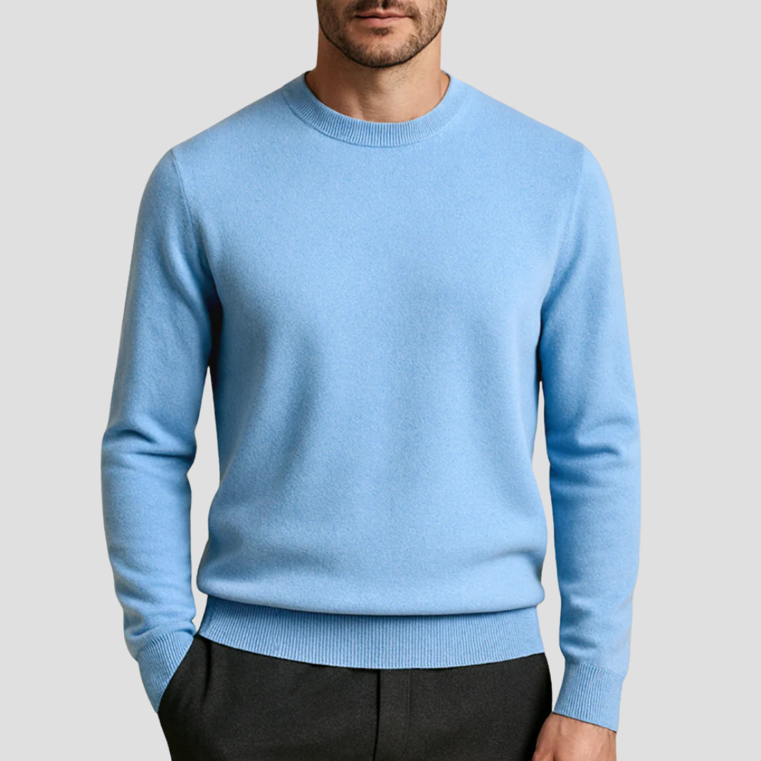Model draagt klassieke Marcus herentrui met ronde hals, comfortabel en stijlvol voor elke dag.
