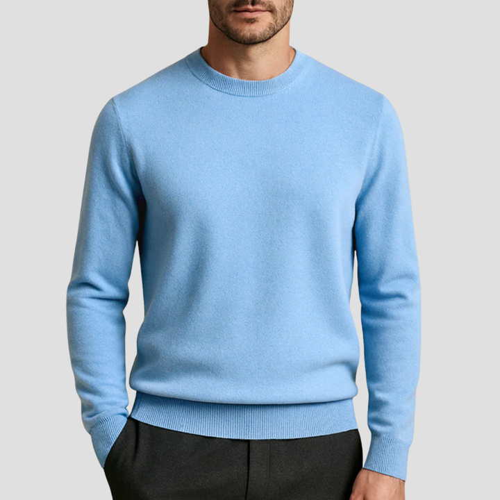 Model draagt klassieke Marcus herentrui met ronde hals, comfortabel en stijlvol voor elke dag.