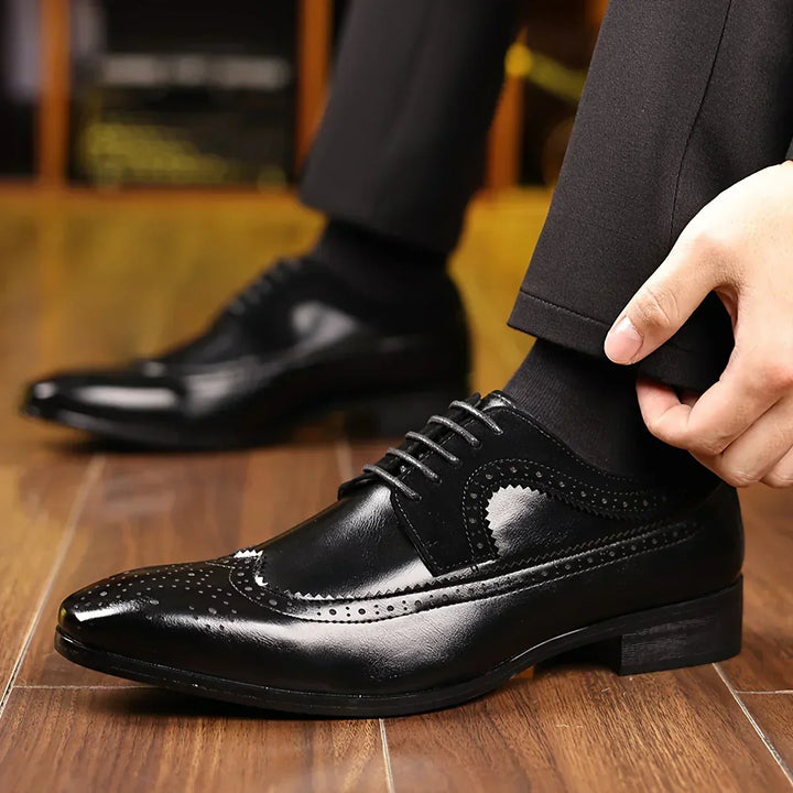 Detailbeeld van Nicholas heren veterschoen, een klassieke zwarte zakelijke schoen met elegante afwerking voor herenmode.