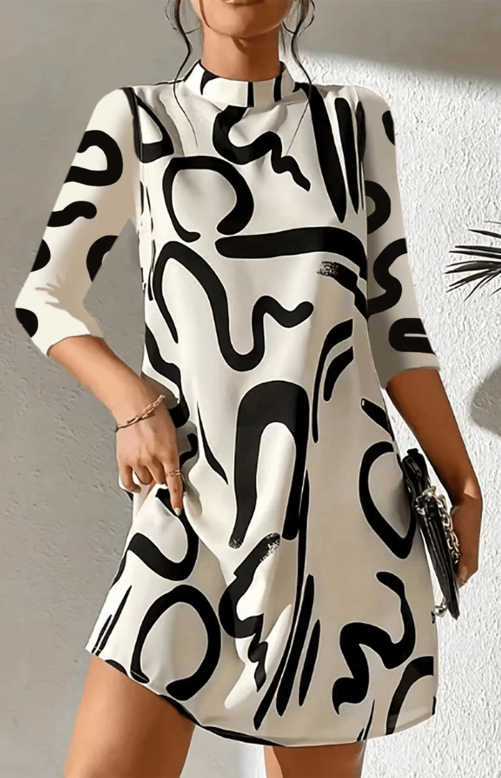 Trendy patroonjurk voor dames met losse pasvorm. Veelzijdige comfortabele midi jurk met driekwartmouw.