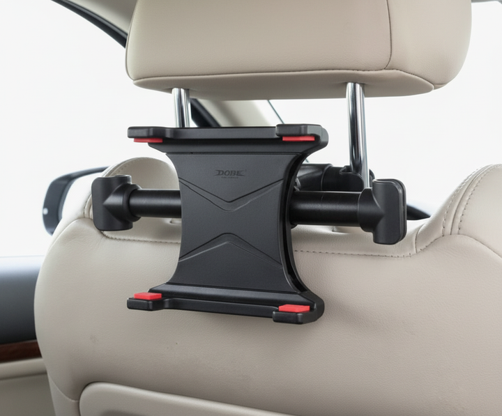 Kind kijkt film op tablet in auto met stevige hoofdsteunhouder. Perfect voor reizen en vermaak.