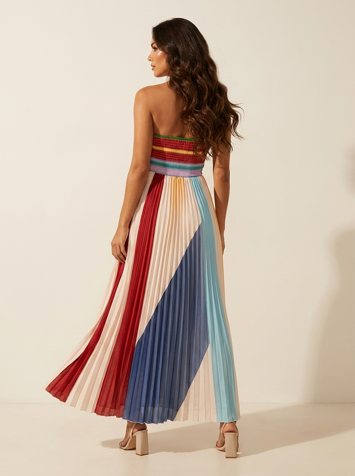 Vloeiende mouwloze dames maxi jurk met kleurrijke plissé details, ideaal als feestjurk voor de zomer.