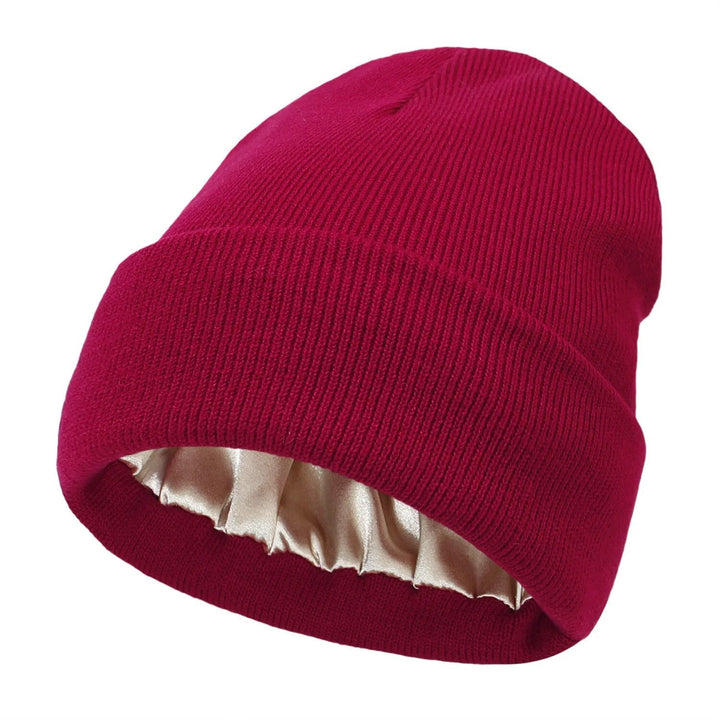 Chique zijden muts als accessoire; verzorgt je haar en biedt warmte en comfort in stijl.