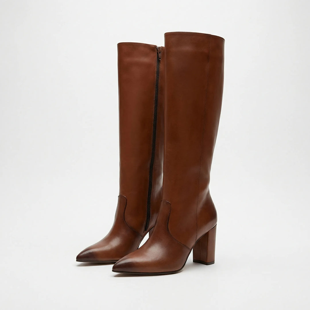 Elegante zwarte kniehoge dameslaarzen met stevige blokhak, perfect voor een modieuze herfst-look.