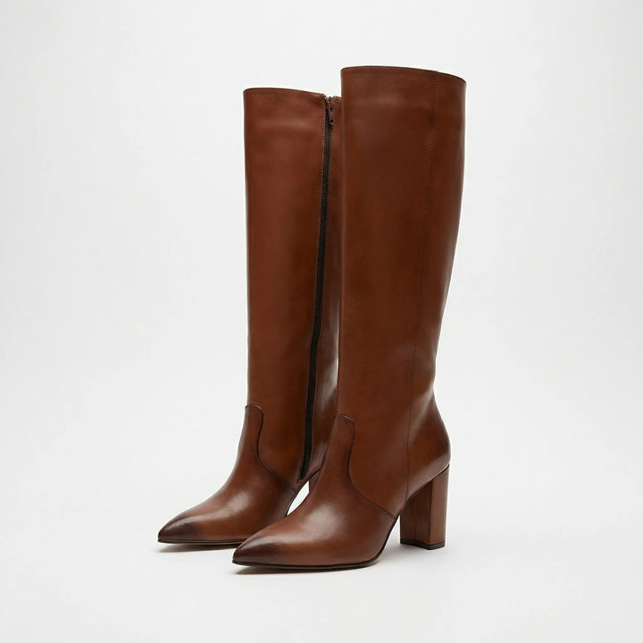 Elegante zwarte kniehoge dameslaarzen met stevige blokhak, perfect voor een modieuze herfst-look.