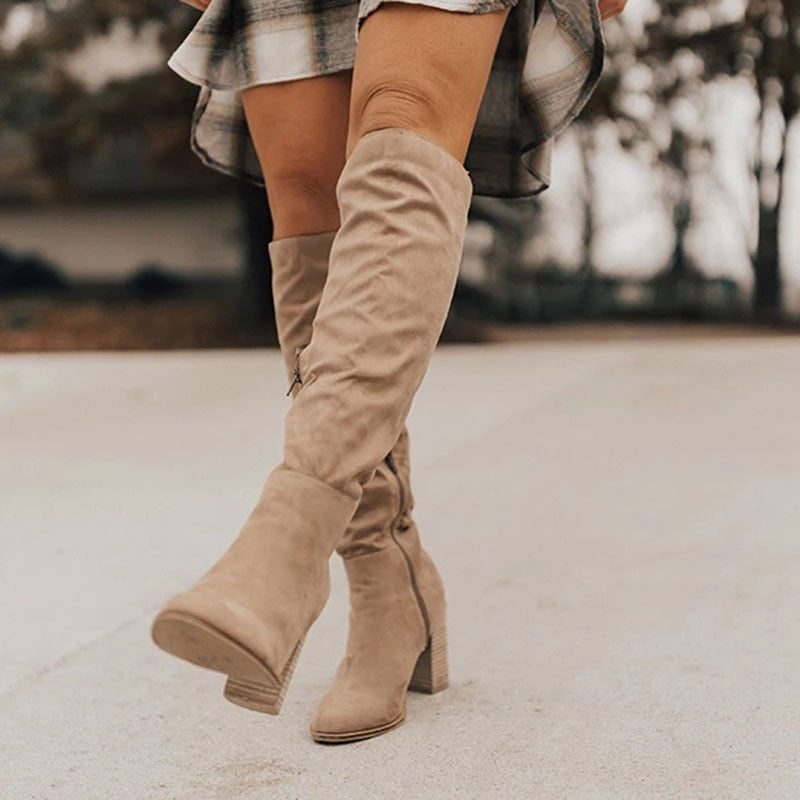Moderne bruine dames knielaarzen met blokhak en zijrits. Perfecte damesschoenen voor een elegante look, ook in zwart/beige.